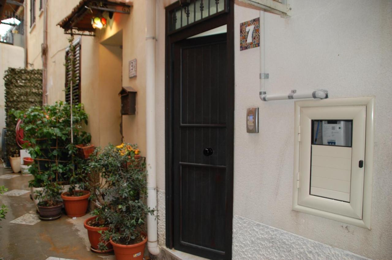 Casa Vacanze Antico Cortile Delle Palme Villagrazia Di Carini Exterior foto